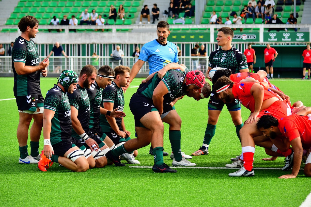 Photo de l'équipe du Ruby Club Suresnes, en position de mêlée, au stade Jean Moulin